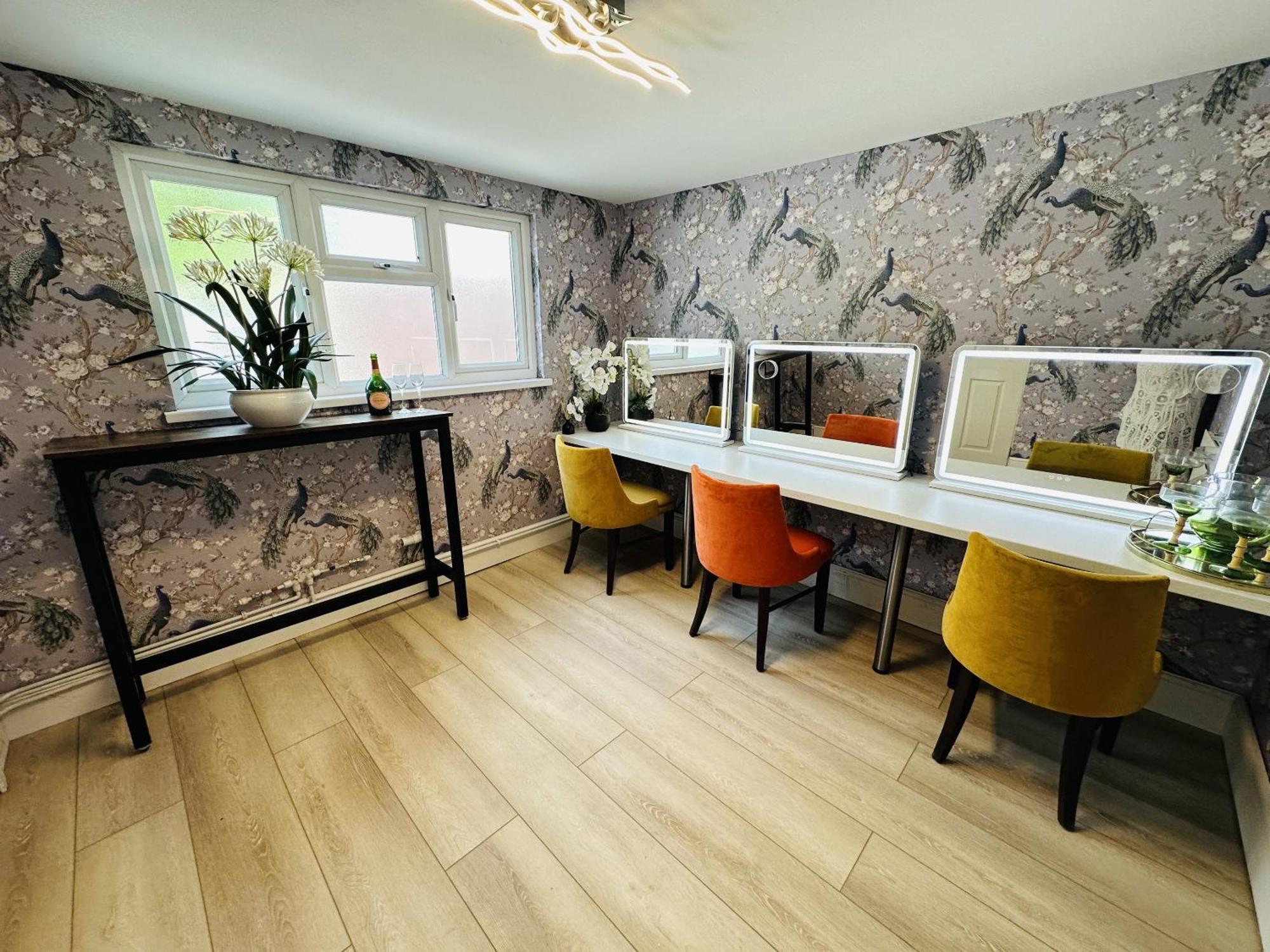 Entire Venue Hire With 8 Bedroom - Your Own Pub Experience Holiday home